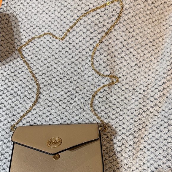 Marilyn Monroe Tan Clutch with Gold Accent - Picture 4 of 7